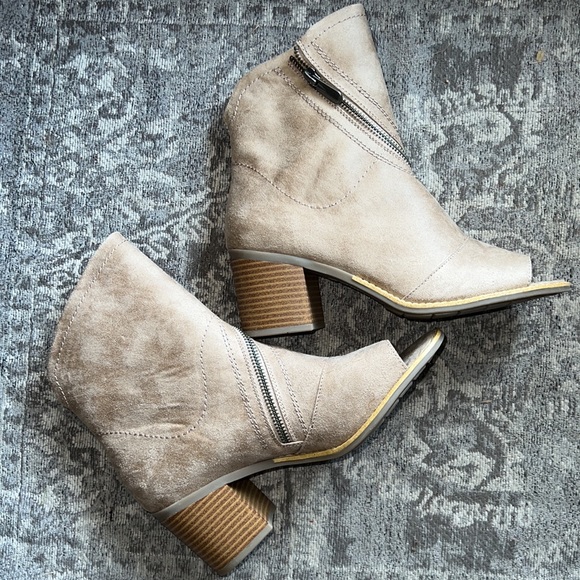 White Mountain Dara peep toe booties EUC - Picture 4 of 6
